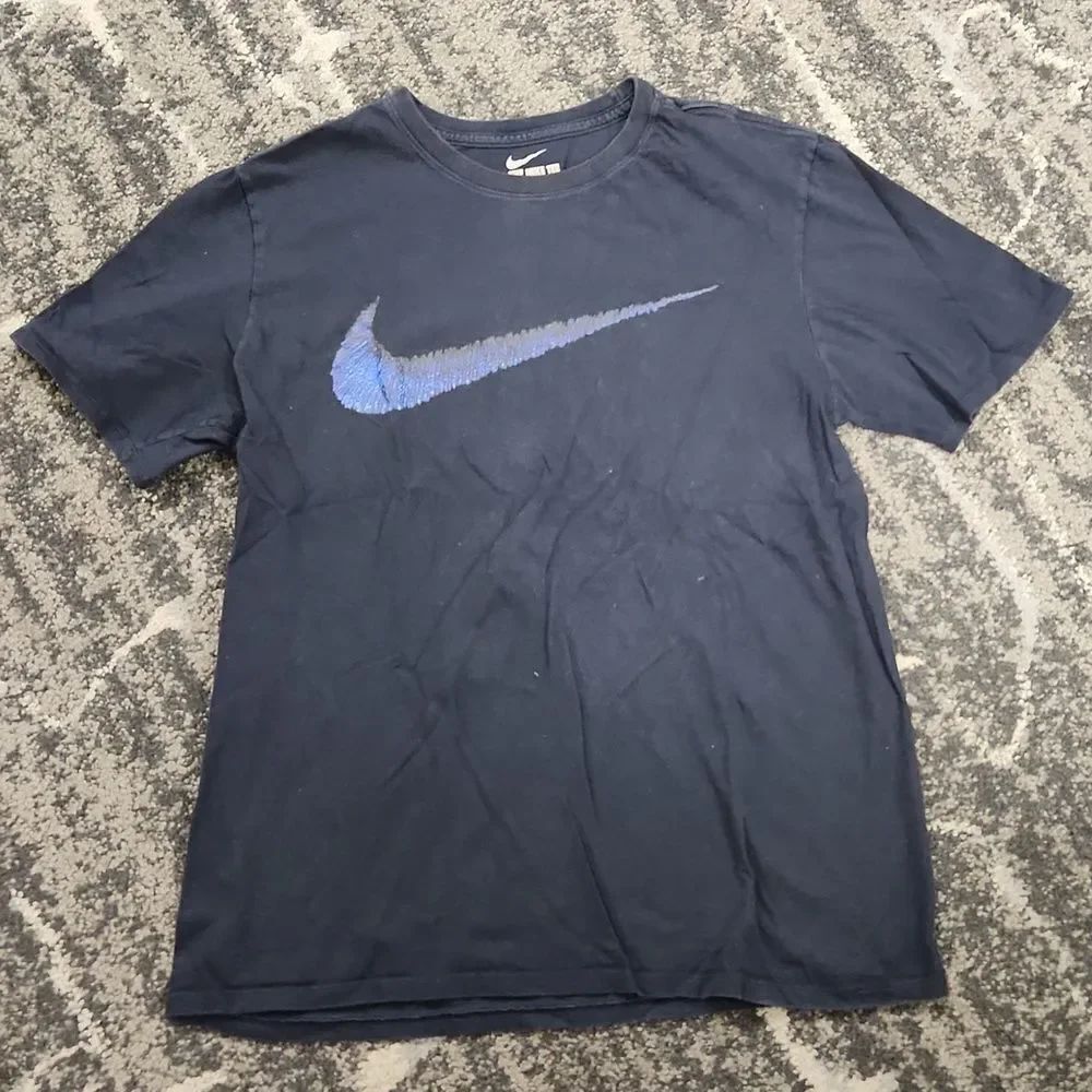 The Nike Tee T-shirt L